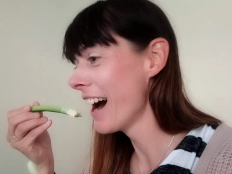 Yvonne Jürs (Personalreferentin) probiert den Humus mit Gemüsesticks.