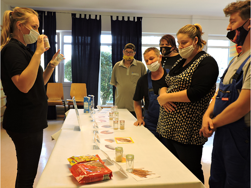 Die Aktionstische wurden von Frau Schnaubelt (Ernährungspraxis in Merseburg ,,Geniess Bewusst“) und ihrem Team moderiert.